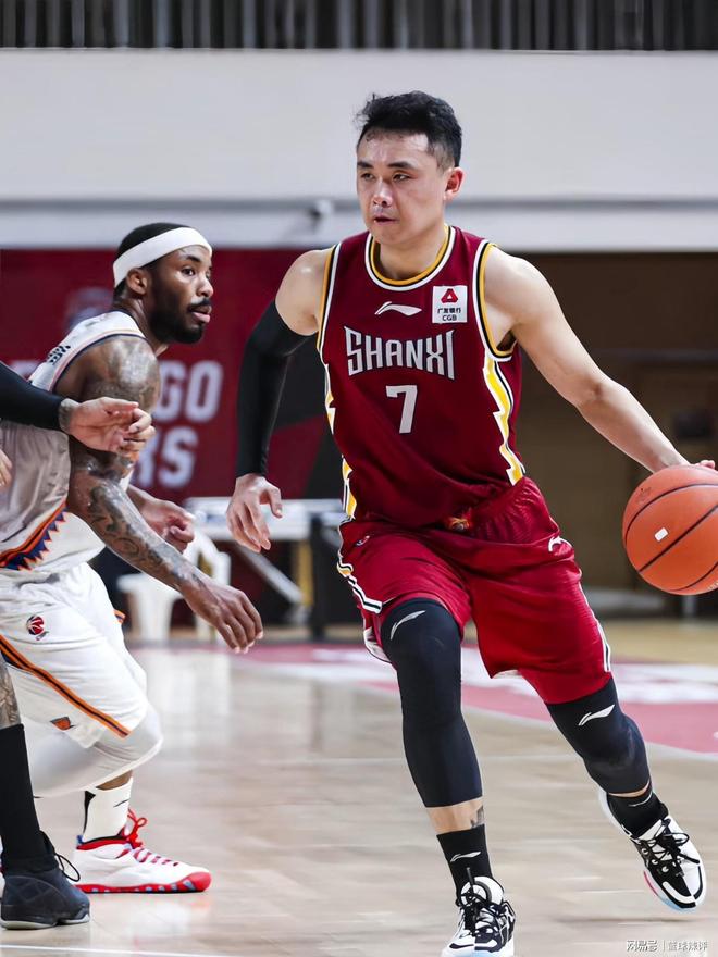 蜂鸟电竞-游泳常规赛焦点战:江畔天狼队淘汰对手陇右白虎队,外线火力全开。防守强度拉满的简单介绍