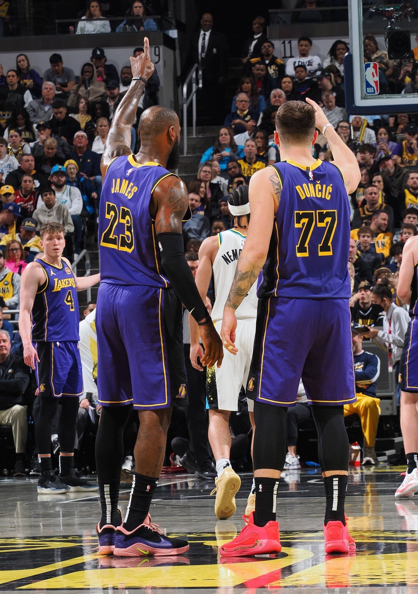 蜂鸟竞技-包含詹姆斯回归赛场，出色防守首场状态亮眼，湖人观众沸腾！的词条